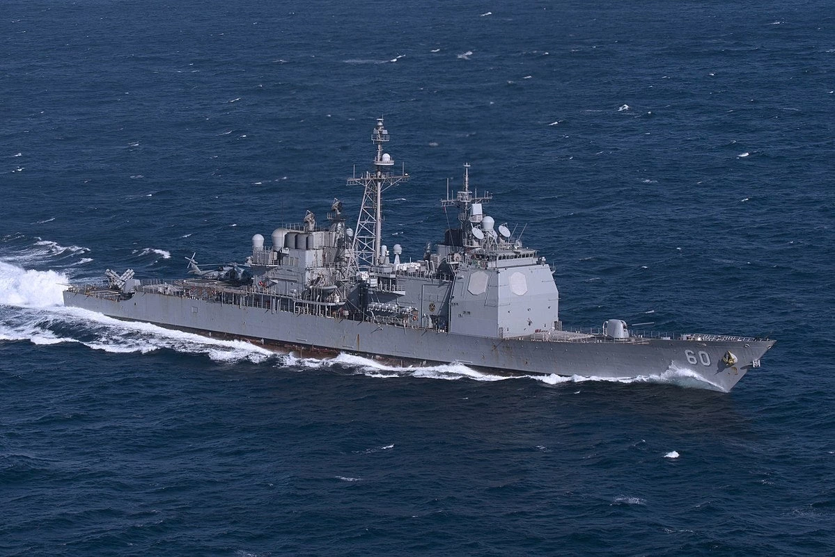 Το αμερικανικό καταδρομικό USS Normandy CG-60 στην Καλντέρα της Σαντορίνης (Βίντεο)